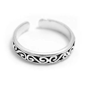 Silver ring with pattern