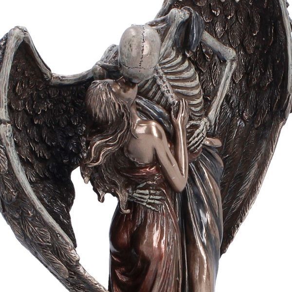 Figure "Kiss of Death"